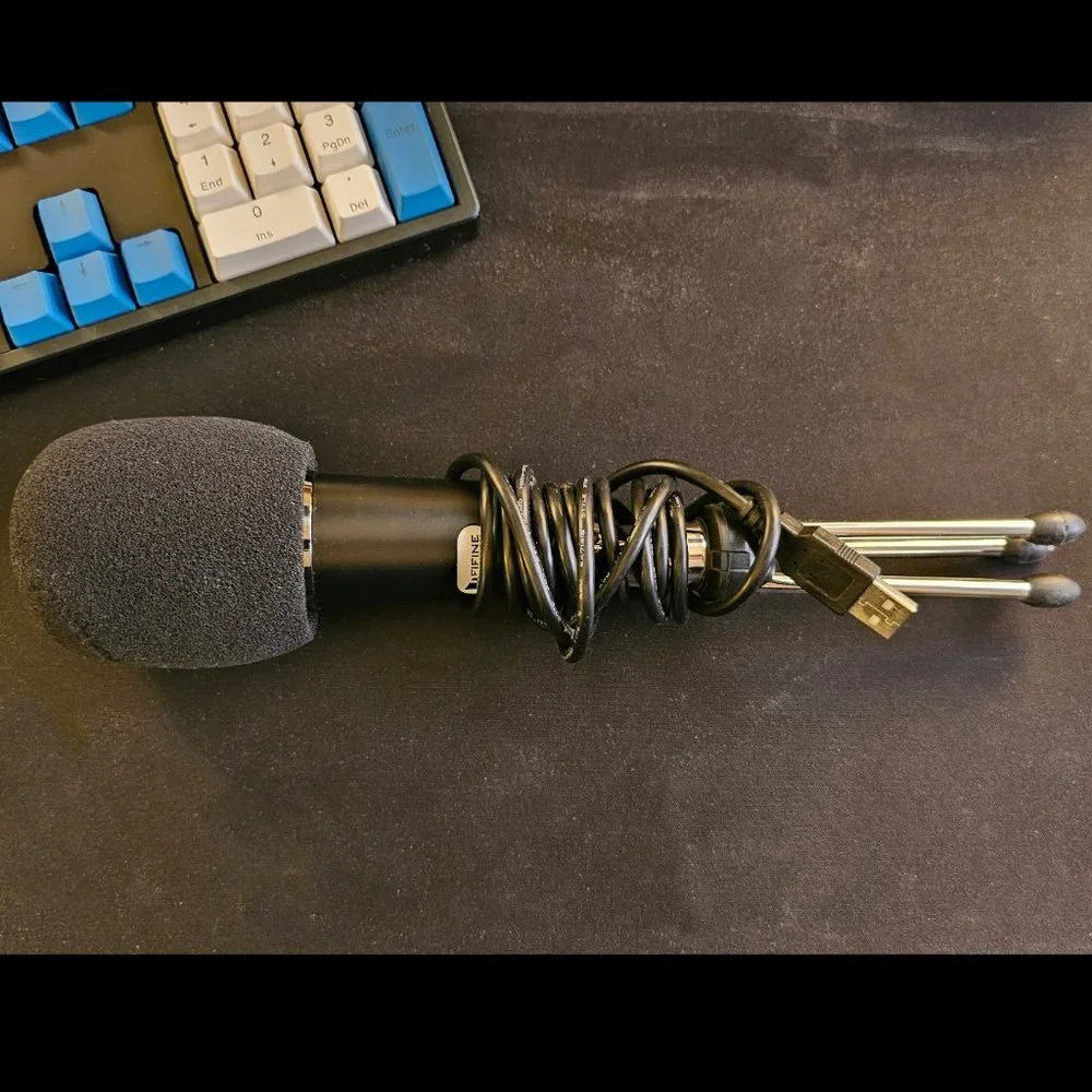 Desktop USB microphone for videoconferencing, podcast, or gaming
